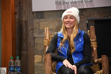 Killington, Vt - 23 Kasım: Mikaela Shiffrin üzerinde 23 Kasım 2018 Killington, Vermont Killington Kupası Killington Kayak Merkezi, önce bir basın toplantısı sırasında medya sorulara cevaplar.