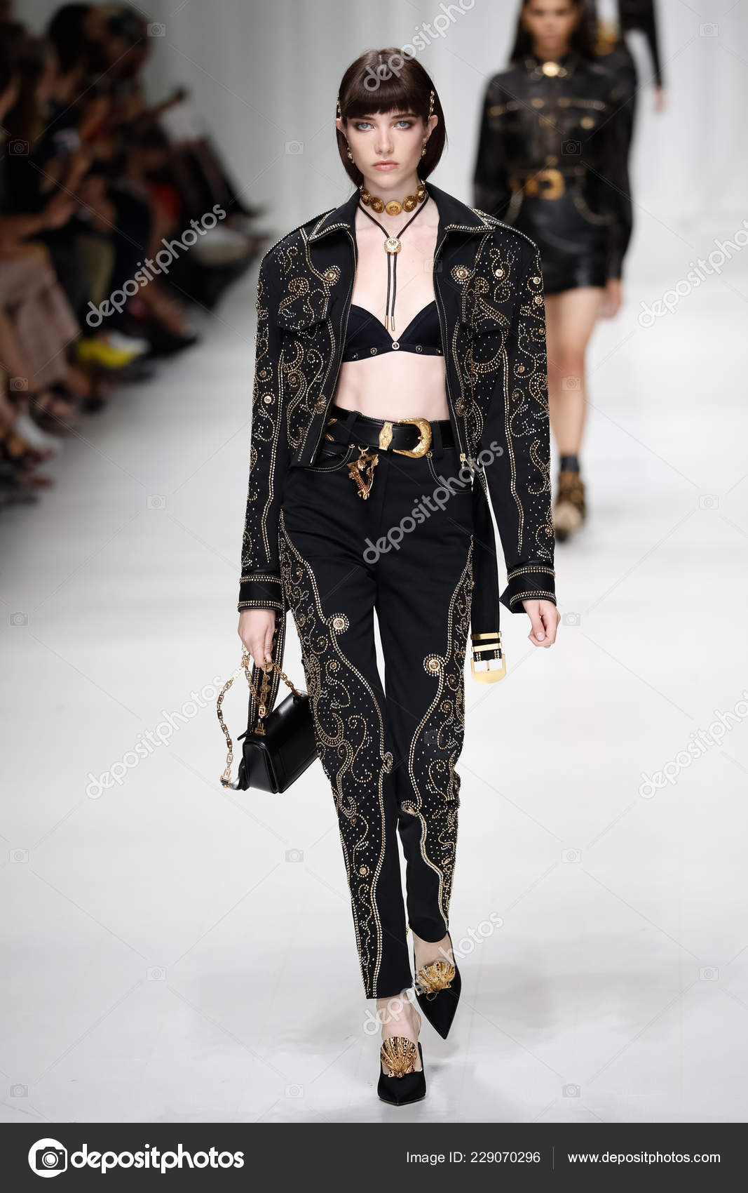 Milán Italia Septiembre Grace Hartzel Camina Por Pasarela Espectáculo  Versace — Foto editorial de stock #229070296 ©fashionstock, image size:1067x1700