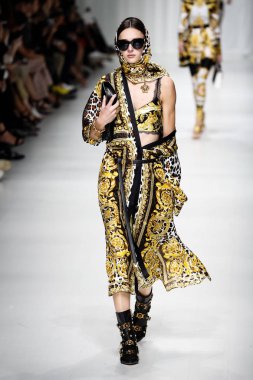 Milan, İtalya - 22 Eylül: Justine Asset, Milano, İtalya Milano moda hafta ilkbahar/yaz 2018 üzerinde 22 Eylül 2017 sırasında Versace Show'da pist yürür. 