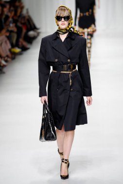 Milan, İtalya - 22 Eylül: Celine Bouly pist Versace gösterisi sırasında Milano, İtalya Milano moda hafta ilkbahar/yaz 2018 üzerinde 22 Eylül 2017 yürür. 