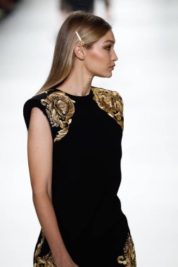 Milan, İtalya - 22 Eylül: Gigi Hadid, Milano, İtalya Milano moda hafta ilkbahar/yaz 2018 üzerinde 22 Eylül 2017 sırasında Versace Show'da pist yürür. 