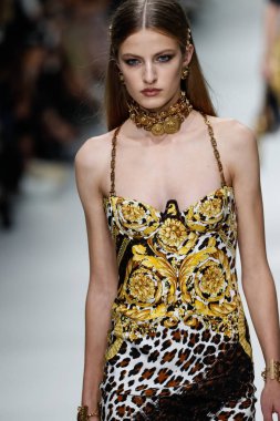 Milan, İtalya - 22 Eylül: Felice Noordhoff sırasında Milano, İtalya Milano moda hafta ilkbahar/yaz 2018 üzerinde 22 Eylül 2017 Versace Show'da pist yürür. 