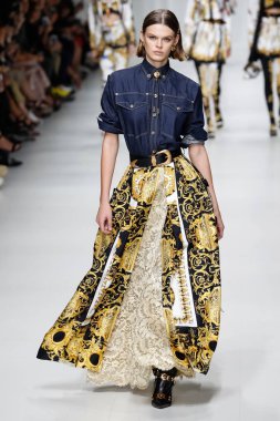 Milan, İtalya - 22 Eylül: Cara Taylor, Milano, İtalya Milano moda hafta ilkbahar/yaz 2018 üzerinde 22 Eylül 2017 sırasında Versace Show'da pist yürür. 