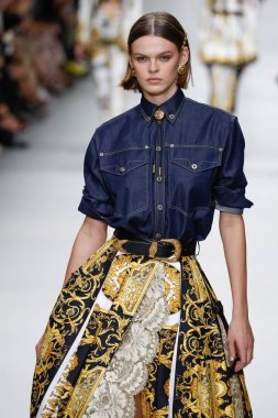 Milan, İtalya - 22 Eylül: Cara Taylor, Milano, İtalya Milano moda hafta ilkbahar/yaz 2018 üzerinde 22 Eylül 2017 sırasında Versace Show'da pist yürür. 