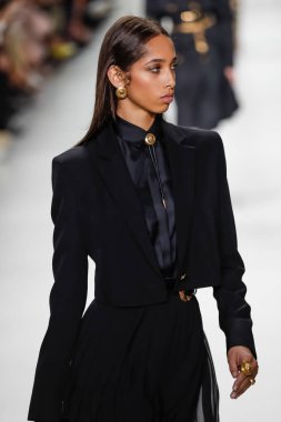 Milan, İtalya - 22 Eylül: Yasmin Wijnaldum, Milano, İtalya Milano moda hafta ilkbahar/yaz 2018 üzerinde 22 Eylül 2017 sırasında Versace Show'da pist yürür. 