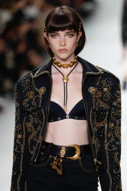 Milan, İtalya - 22 Eylül: Grace Hartzel sırasında Milano, İtalya Milano moda hafta ilkbahar/yaz 2018 üzerinde 22 Eylül 2017 Versace Show'da pist yürür. 
