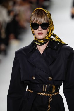 Milan, İtalya - 22 Eylül: Celine Bouly pist Versace gösterisi sırasında Milano, İtalya Milano moda hafta ilkbahar/yaz 2018 üzerinde 22 Eylül 2017 yürür. 