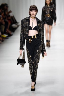 Milan, İtalya - 22 Eylül: Grace Hartzel sırasında Milano, İtalya Milano moda hafta ilkbahar/yaz 2018 üzerinde 22 Eylül 2017 Versace Show'da pist yürür. 