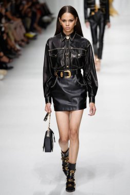 Milan, İtalya - 22 Eylül: Hiandra Martinez, Milano, İtalya Milano moda hafta ilkbahar/yaz 2018 üzerinde 22 Eylül 2017 sırasında Versace Show'da pist yürür. 