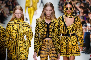 Milan, İtalya - 22 Eylül: Modelleri, Milano, İtalya Milano moda hafta ilkbahar/yaz 2018 üzerinde 22 Eylül 2017 sırasında Versace Show'da pist yürümek. 
