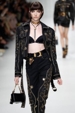 Milan, İtalya - 22 Eylül: Grace Hartzel sırasında Milano, İtalya Milano moda hafta ilkbahar/yaz 2018 üzerinde 22 Eylül 2017 Versace Show'da pist yürür. 