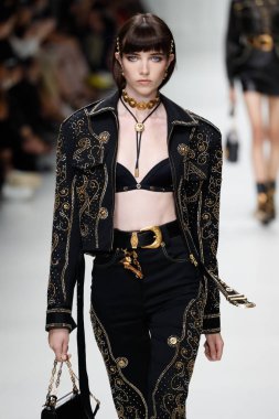 Milan, İtalya - 22 Eylül: Grace Hartzel sırasında Milano, İtalya Milano moda hafta ilkbahar/yaz 2018 üzerinde 22 Eylül 2017 Versace Show'da pist yürür. 