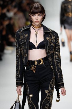 Milan, İtalya - 22 Eylül: Grace Hartzel sırasında Milano, İtalya Milano moda hafta ilkbahar/yaz 2018 üzerinde 22 Eylül 2017 Versace Show'da pist yürür. 