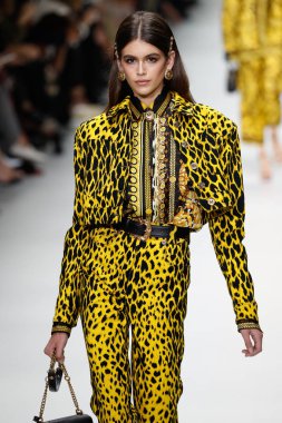 Milan, İtalya - 22 Eylül: Kaia Gerber, Milano, İtalya Milano moda hafta ilkbahar/yaz 2018 üzerinde 22 Eylül 2017 sırasında Versace Show'da pist yürür. 