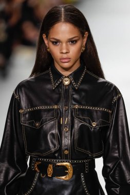 Milan, İtalya - 22 Eylül: Hiandra Martinez, Milano, İtalya Milano moda hafta ilkbahar/yaz 2018 üzerinde 22 Eylül 2017 sırasında Versace Show'da pist yürür. 