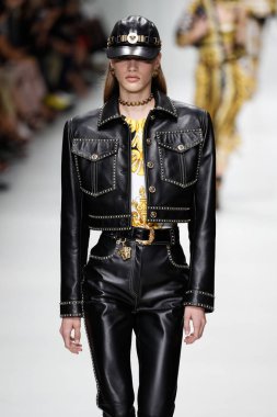 Milan, İtalya - 22 Eylül: Sarah Dahl, Milano, İtalya Milano moda hafta ilkbahar/yaz 2018 üzerinde 22 Eylül 2017 sırasında Versace Show'da pist yürür. 