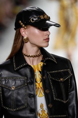Milan, İtalya - 22 Eylül: Sarah Dahl, Milano, İtalya Milano moda hafta ilkbahar/yaz 2018 üzerinde 22 Eylül 2017 sırasında Versace Show'da pist yürür. 