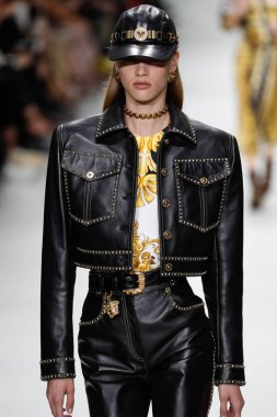 Milan, İtalya - 22 Eylül: Sarah Dahl, Milano, İtalya Milano moda hafta ilkbahar/yaz 2018 üzerinde 22 Eylül 2017 sırasında Versace Show'da pist yürür. 