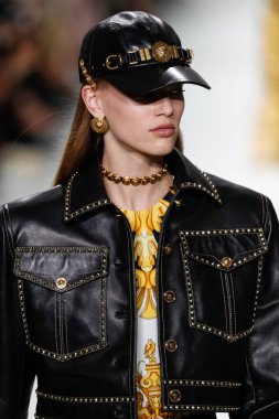 Milan, İtalya - 22 Eylül: Sarah Dahl, Milano, İtalya Milano moda hafta ilkbahar/yaz 2018 üzerinde 22 Eylül 2017 sırasında Versace Show'da pist yürür. 