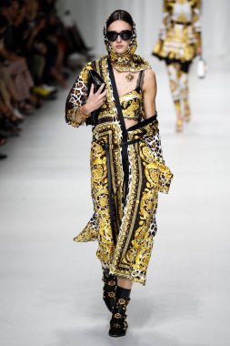 Milan, İtalya - 22 Eylül: Justine Asset, Milano, İtalya Milano moda hafta ilkbahar/yaz 2018 üzerinde 22 Eylül 2017 sırasında Versace Show'da pist yürür. 