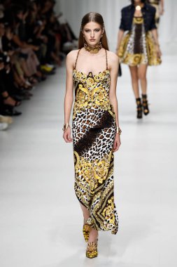 Milan, İtalya - 22 Eylül: Felice Noordhoff sırasında Milano, İtalya Milano moda hafta ilkbahar/yaz 2018 üzerinde 22 Eylül 2017 Versace Show'da pist yürür. 