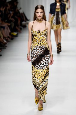 Milan, İtalya - 22 Eylül: Felice Noordhoff sırasında Milano, İtalya Milano moda hafta ilkbahar/yaz 2018 üzerinde 22 Eylül 2017 Versace Show'da pist yürür. 