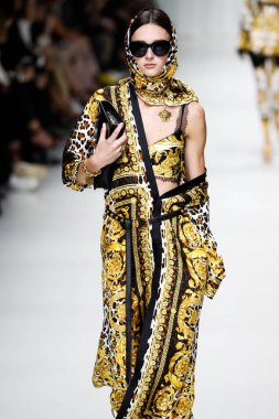 Milan, İtalya - 22 Eylül: Justine Asset, Milano, İtalya Milano moda hafta ilkbahar/yaz 2018 üzerinde 22 Eylül 2017 sırasında Versace Show'da pist yürür. 