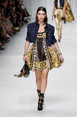 Milan, İtalya - 22 Eylül: Bella Hadid, Milano, İtalya Milano moda hafta ilkbahar/yaz 2018 üzerinde 22 Eylül 2017 sırasında Versace Show'da pist yürür. 