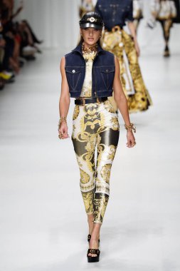 Milan, İtalya - 22 Eylül: Candice Swanepoel, Milano, İtalya Milano moda hafta ilkbahar/yaz 2018 üzerinde 22 Eylül 2017 sırasında Versace Show'da pist yürür. 