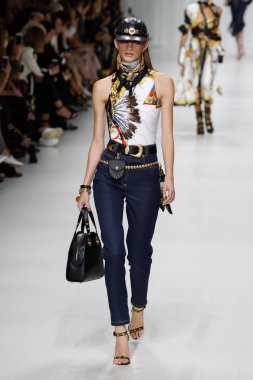 Milan, İtalya - 22 Eylül: Diletta Paci, Milano, İtalya Milano moda hafta ilkbahar/yaz 2018 üzerinde 22 Eylül 2017 sırasında Versace Show'da pist yürür. 