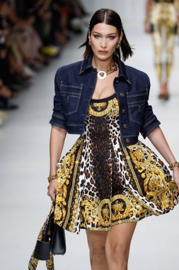 Milan, İtalya - 22 Eylül: Bella Hadid, Milano, İtalya Milano moda hafta ilkbahar/yaz 2018 üzerinde 22 Eylül 2017 sırasında Versace Show'da pist yürür. 