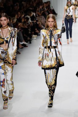 Milan, İtalya - 22 Eylül: Grace Elizabeth, Anna ibrik Versace Show'da pist üzerinde 22 Eylül 2017 Milan moda hafta ilkbahar/yaz 2018, Milano, İtalya sırasında yürümek. 