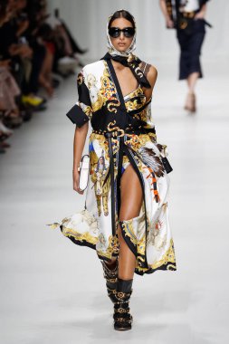 Milan, İtalya - 22 Eylül: Nora Attal, Milano, İtalya Milano moda hafta ilkbahar/yaz 2018 üzerinde 22 Eylül 2017 sırasında Versace Show'da pist yürür. 