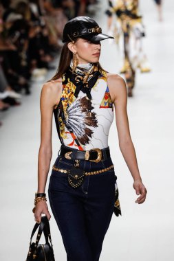 Milan, İtalya - 22 Eylül: Diletta Paci, Milano, İtalya Milano moda hafta ilkbahar/yaz 2018 üzerinde 22 Eylül 2017 sırasında Versace Show'da pist yürür. 