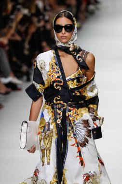 Milan, İtalya - 22 Eylül: Nora Attal, Milano, İtalya Milano moda hafta ilkbahar/yaz 2018 üzerinde 22 Eylül 2017 sırasında Versace Show'da pist yürür. 