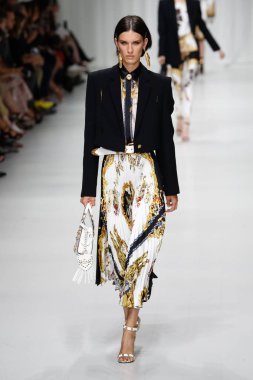 Milan, İtalya - 22 Eylül: Marte Mei van Haaster, Milano, İtalya Milano moda hafta ilkbahar/yaz 2018 üzerinde 22 Eylül 2017 sırasında Versace Show'da pist yürür. 