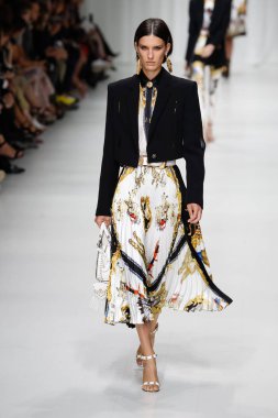 Milan, İtalya - 22 Eylül: Marte Mei van Haaster, Milano, İtalya Milano moda hafta ilkbahar/yaz 2018 üzerinde 22 Eylül 2017 sırasında Versace Show'da pist yürür. 