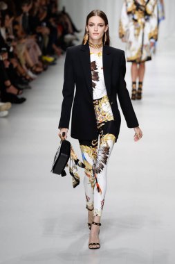 Milan, İtalya - 22 Eylül: Kremi Otashliyska, Milano, İtalya Milano moda hafta ilkbahar/yaz 2018 üzerinde 22 Eylül 2017 sırasında Versace Show'da pist yürür. 