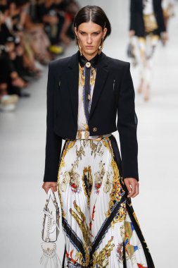 Milan, İtalya - 22 Eylül: Marte Mei van Haaster, Milano, İtalya Milano moda hafta ilkbahar/yaz 2018 üzerinde 22 Eylül 2017 sırasında Versace Show'da pist yürür. 