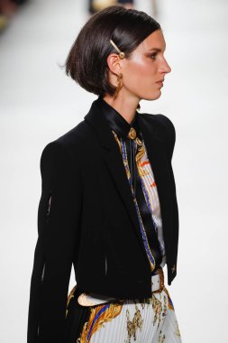 Milan, İtalya - 22 Eylül: Marte Mei van Haaster, Milano, İtalya Milano moda hafta ilkbahar/yaz 2018 üzerinde 22 Eylül 2017 sırasında Versace Show'da pist yürür. 