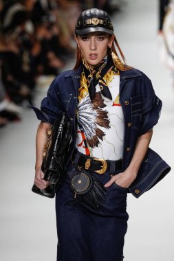 Milan, İtalya - 22 Eylül: Teddy Quinlivan, Milano, İtalya Milano moda hafta ilkbahar/yaz 2018 üzerinde 22 Eylül 2017 sırasında Versace Show'da pist yürür. 