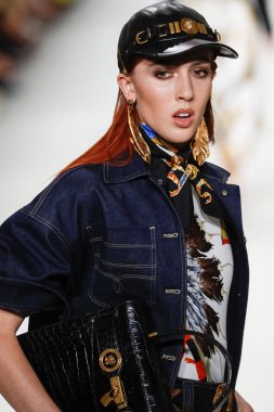 Milan, İtalya - 22 Eylül: Teddy Quinlivan, Milano, İtalya Milano moda hafta ilkbahar/yaz 2018 üzerinde 22 Eylül 2017 sırasında Versace Show'da pist yürür. 