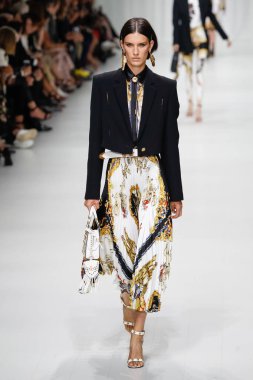 Milan, İtalya - 22 Eylül: Marte Mei van Haaster, Milano, İtalya Milano moda hafta ilkbahar/yaz 2018 üzerinde 22 Eylül 2017 sırasında Versace Show'da pist yürür. 