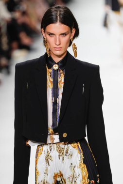 Milan, İtalya - 22 Eylül: Marte Mei van Haaster, Milano, İtalya Milano moda hafta ilkbahar/yaz 2018 üzerinde 22 Eylül 2017 sırasında Versace Show'da pist yürür. 