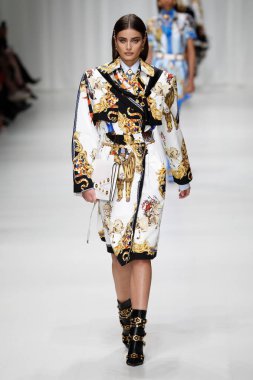 Milan, İtalya - 22 Eylül: Taylor Hill, Milano, İtalya Milano moda hafta ilkbahar/yaz 2018 üzerinde 22 Eylül 2017 sırasında Versace Show'da pist yürür. 