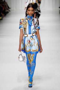 Milan, İtalya - 22 Eylül: Manuela Sanchez, Milano, İtalya Milano moda hafta ilkbahar/yaz 2018 üzerinde 22 Eylül 2017 sırasında Versace Show'da pist yürür. 