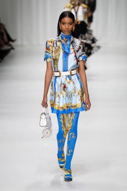 Milan, İtalya - 22 Eylül: Manuela Sanchez, Milano, İtalya Milano moda hafta ilkbahar/yaz 2018 üzerinde 22 Eylül 2017 sırasında Versace Show'da pist yürür. 