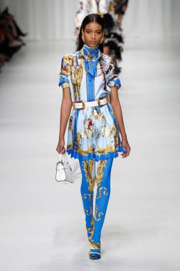 Milan, İtalya - 22 Eylül: Manuela Sanchez, Milano, İtalya Milano moda hafta ilkbahar/yaz 2018 üzerinde 22 Eylül 2017 sırasında Versace Show'da pist yürür. 