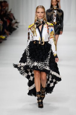 Milan, İtalya - 22 Eylül: Natasha Poly, Milano, İtalya Milano moda hafta ilkbahar/yaz 2018 üzerinde 22 Eylül 2017 sırasında Versace Show'da pist yürür. 