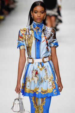 Milan, İtalya - 22 Eylül: Manuela Sanchez, Milano, İtalya Milano moda hafta ilkbahar/yaz 2018 üzerinde 22 Eylül 2017 sırasında Versace Show'da pist yürür. 